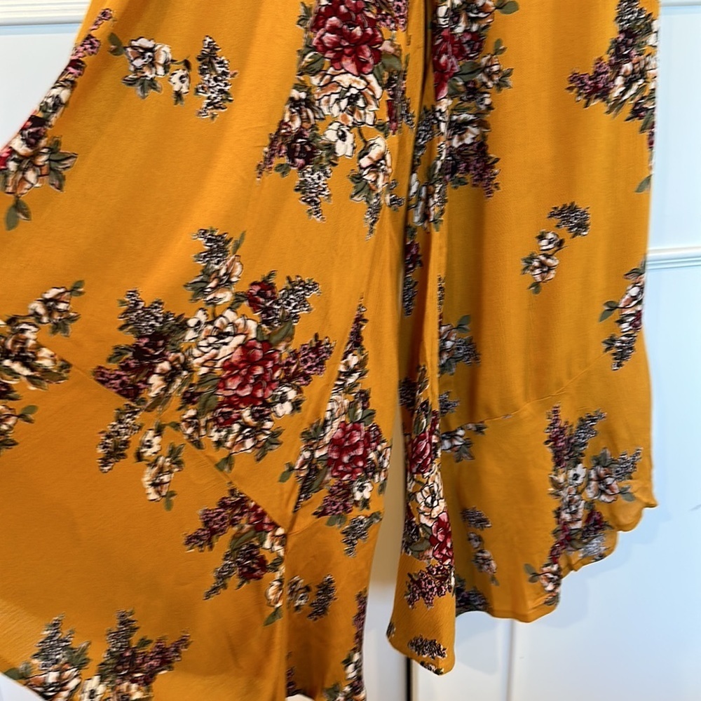Angie Gold Floral Stapless Cutout Back Wide Leg Cropped Jumpsuit Size Small - Picture 4 of 16